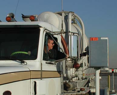 Voertuigen wegen zonder weegbrugmedewerker Vrachtwagenbestuurders kunnen hun eigen weegtransactie binnen enkele seconden afronden met een onbemande weegterminal.