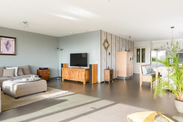 Schitterend gelegen 4-kamerappartement met geweldig uitzicht en een eigen parkeerplaats, berging en een ruim zonnig balkon.