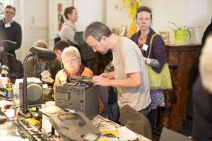 Weggooien? Mooi niet! Dinsdag 9 september van 19 tot 22u in Cultuurhuis Safarken, Persynplein Wachtebeke Iedereen welkom!! Wat doe je met een stoel waarvan een poot los zit?