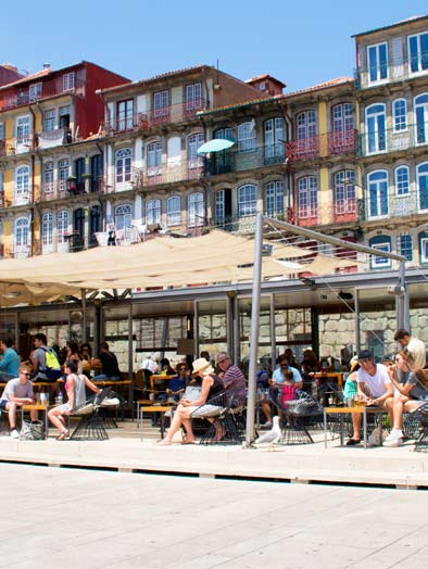 Openingspagina s: Porto s historische wijk Ribeira op de noordoever van de Dourovallei.