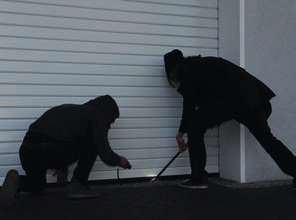 Veiligheid voor alles Veiligheid is belangrijk, zowel in als rondom uw woning. De garagedeuren van Renoco-Verano zijn daarom standaard voorzien van vingerknelbeveiliging en veerbreukbeveiliging.
