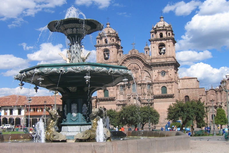 Dag 14: Puno - Cuzco De busrit van Puno naar Cuzco voert je over een mooie verharde weg door de Altiplano, langs maïs- en quinoavelden.