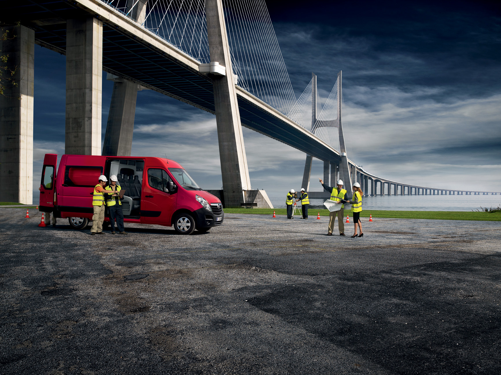 Opel Movano Dubbele Cabine. Uw mensen en materialen, altijd op tijd en op de juiste plaats. Daar is de Movano Dubbele Cabine sterk in.