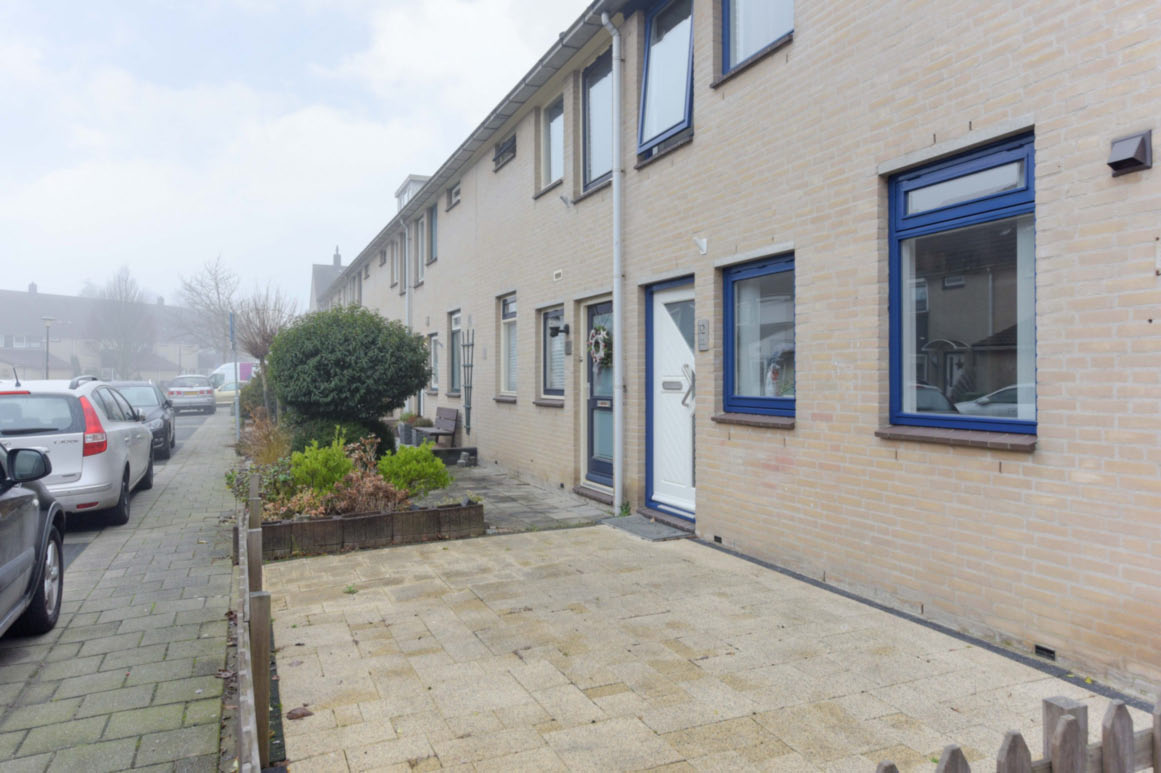 Gelegen in de kinderrijke, geliefde Molenwijk en nabij alle voorzieningen zoals winkels, scholen, openbaar vervoer en uitvalswegen. Eindwoning gelegen in de geliefde en kindvriendelijke Molenwijk.