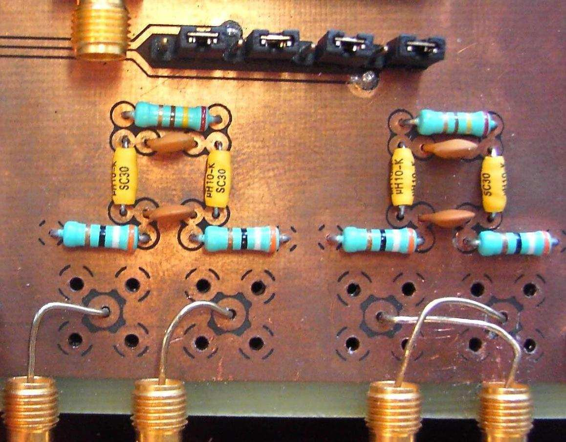 Fig. 4.3: Gerealiseerde filter Hierboven staat de realisatie van dit filterschema. Van onderuit komen de differentiële signalen uit de DAC.