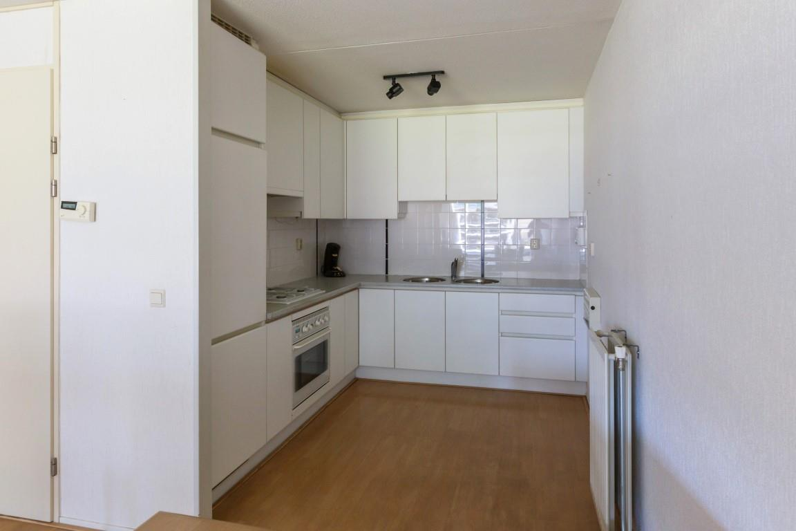 De keuken: Vanuit de woonkamer bereikt u de ruime open keuken die geplaatst is in een hoekopstelling.