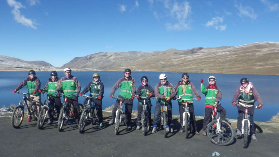 In La Paz zijn talloze kantoortjes die de Ruta de la Muerte per mountainbike aanbieden. Ze gaan allemaal met een truck mee en de beteren maken foto s, filmpjes e.d. Ik boekte bij Barracuda (relatief duur en erg op veiligheid) en had een prima dag.