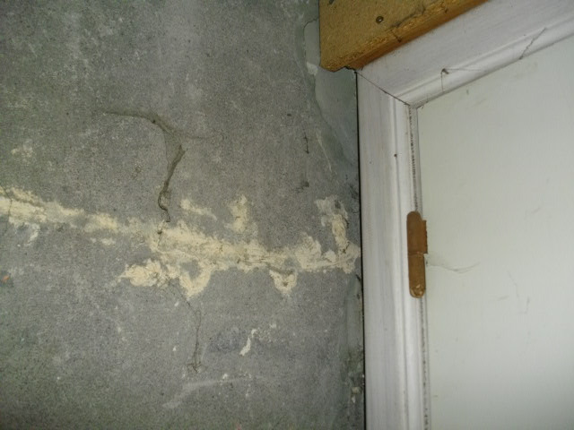 - 13 - Trede is afgebroken Geen opening meer tussen houten lijst van deur en muur kant werf Vloer is van ruwe beton