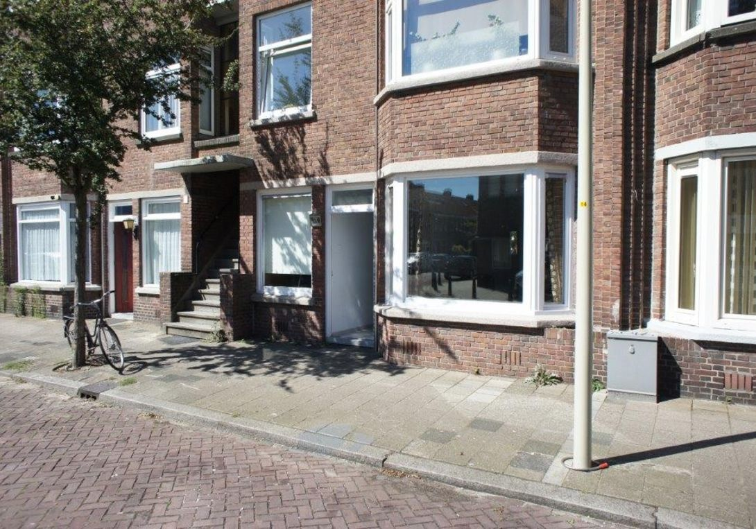 OMSCHRIJVING JAN WAPSTRAAT 139, 2523 GE DEN HAAG GROTENDEELS GERENOVEERDE DRIE VOORHEEN VIER KAMER PARTERRE MET RUIME ACHTERTUIN & SCHUUR GERICHT OP DE EINDEDAGSZON GELEGEN IN HET LAAKKWARTIER OP EEN