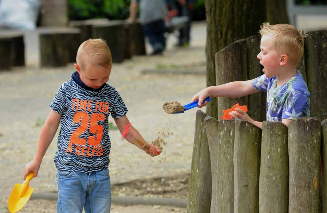 6 DIVERSE PRAKTISCHE ZAKEN 6.1 Schooltijden en vakanties Groep 1-2 Ma,di,do,vr... 8.20-14.30 Groep 3-8 Ma,di,do,vr... 8.20-14.30 wo... 8.20-12.15 Tussen de middag (m.u.v. de wo) blijven de kinderen op school en lunchen ze in de klas.