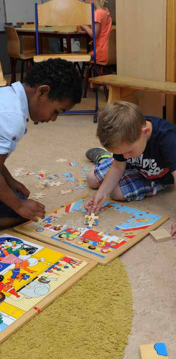 toe hoe de kinderen zelfstandig hun jas ophangen en fruit wegleggen.