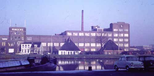 ook zijn eigen chocoladefabriek boven het hoofd zou hangen.