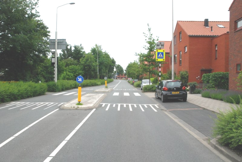 3.3.5 Voetgangersoversteek Churchilllaan-Groenoord-Pleiadendreef Verkeerssituatie Een voetgangersoversteek (zebrapad) tussen twee woonwijken in op de Churchilllaan.