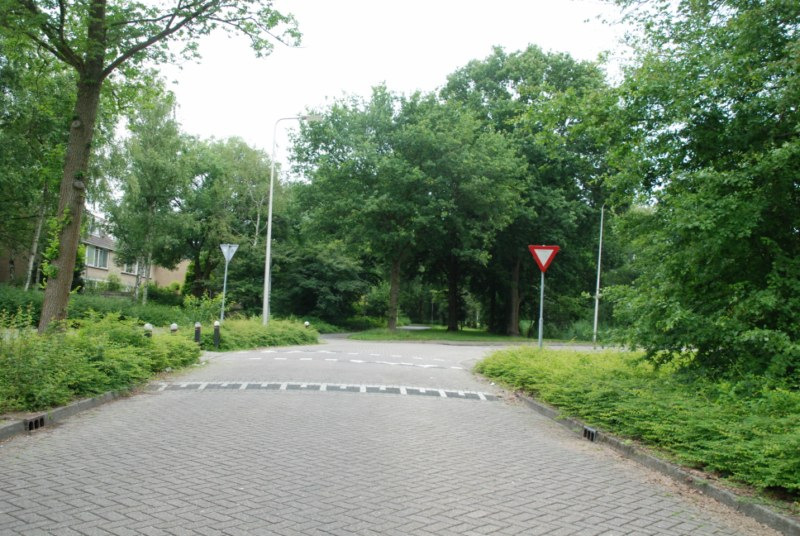 3.3.7 Fietsaansluiting in bocht Marsdiep. Verkeersituatie In een bocht gelegen fietsersoversteekplaats. Verkeer op de rijbaan moet de fietser op basis van borden B6 en haaientanden voorrang verlenen.