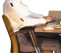 toetsenbord en terug bevindt (zie afbeelding 7 en8). Ondersteuning van de gehele arm zou het bewegen van de muis naar het toetsenbord belemmeren.