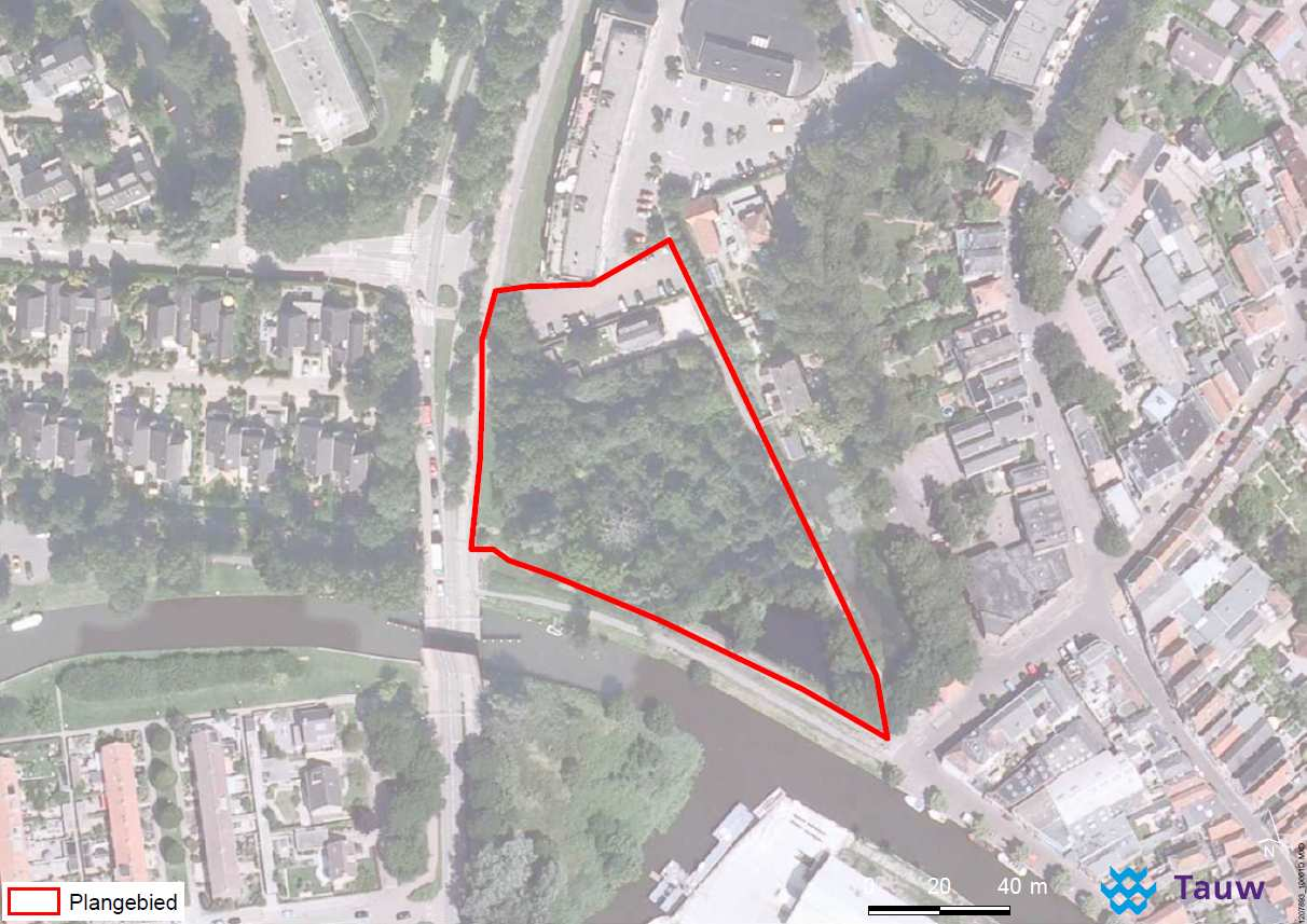 2 Plangebied en beoogde ontwikkeling Het plangebied Papenhoef is circa 0,8 hectare groot en ligt in het centrum van Oudewater (Provincie Utrecht). De locatie is gelegen tussen de J.