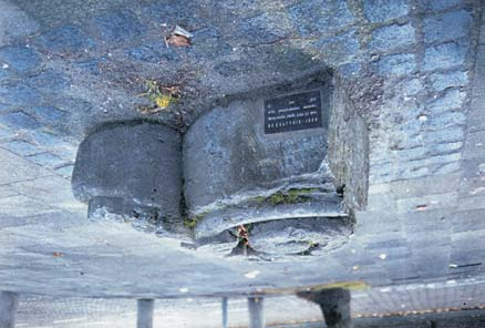 Stadspaleizen omstreeks 1800. Een eikenhouten trap met gesneden balusters leidde naar de verdieping, waar slechts een schoorsteen met schilderstukje, dessus de porte van M.