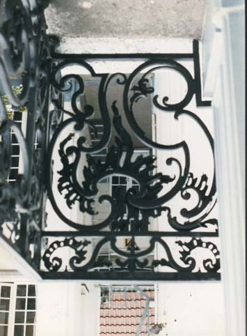 Architectuurtaal Balkonhek 1750, achtergevel Lange Nieuwstraal 94, stijl cuvilliés en Huiquier, Cuvilliés, Nouveau livre de serrurerie,