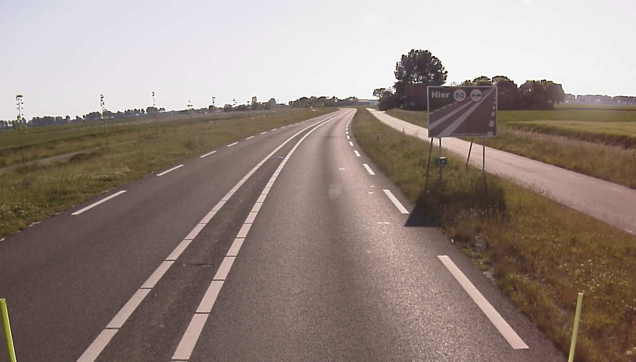 2.2 Communicatie EHK Langs diverse gebiedsontsluitingswegen (80 km/uur) en stroomwegen (100 km/uur) die voorzien zijn van de EHK zijn mottoborden geplaatst.