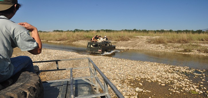 Dag10: Chitwan (B-L-D) Bij het ochtendgloren vertrekken we voor onze eerste ontdekking van de dag. Hierna keren we terug naar de Lodge. Na het ontbijt maken we kennis met de kudde olifanten.