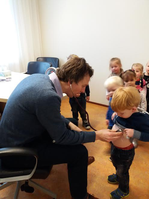 Geef mij maar een boek! Boekhandelaren willen dat alle kinderen in Nederland opgroeien tussen de boeken. Daarom bieden zij ieder jaar een jeugdboekenklassieker aan voor maar twee euro.