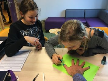 Nagellak challenge In navolging van de actie voor Tijn die een oproep deed tijdens Serious Request van 3FM, zijn er op school vandaag ook enkele klassen bezig geweest met de nagellak challenge.