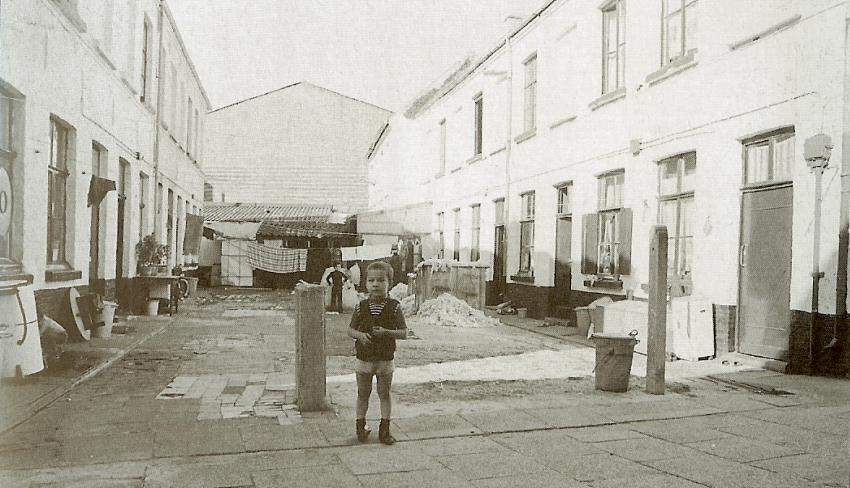 Nr 52 Nr 44 In de Hamerstraat 48 tt 50 een zijstraat van de Groendreef had je een beluikje van slechts 2 huisjes.