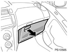 OVERIGE UITRUSTING 303 Voorzorgsmaatregelen bij het opbergen van spullen Dashboardkastjes WAARSCHUWING Laat geen brillen, aanstekers of spuitbussen achter in de opbergvakken.