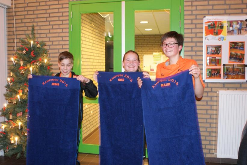 Huldiging Kampioensteam. Ons team, Jens Slakhorst, Noa Duckers en Maud Speetjens, is Zuid-Limburgs kampioen 3de klasse geworden. Op vrijdag 23 december zijn we gehuldigd.