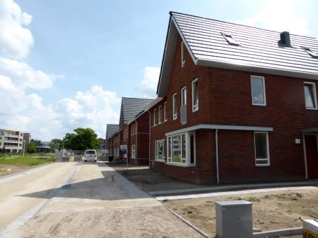 Bennekom Johan van Hoekelumlaan 4 Moderne, uitgebouwde, nieuwbouw TWEE ONDER EEN KAPWONING Ruime, uitgebouwde keuken met kookeiland en openslaande deuren Woonkamer aan de voorzijde Drie slaapkamers