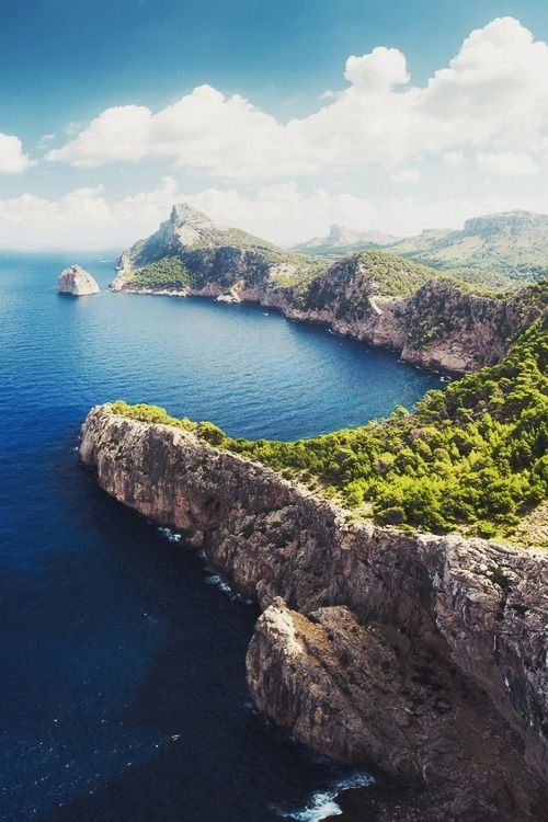 Spaans eiland ontdekken, 2,5 uur vliegen en het staat bekend om gezelligheid, strand en zon.