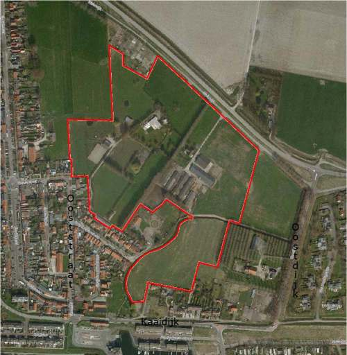 Afbeelding 14. Het plangebied (rood omkaderd) geprojecteerd op een luchtfoto uit 2009. Het plangebied bestaat uit weide met bebouwing. Een aantal oude poelen is nog steeds goed zichtbaar.