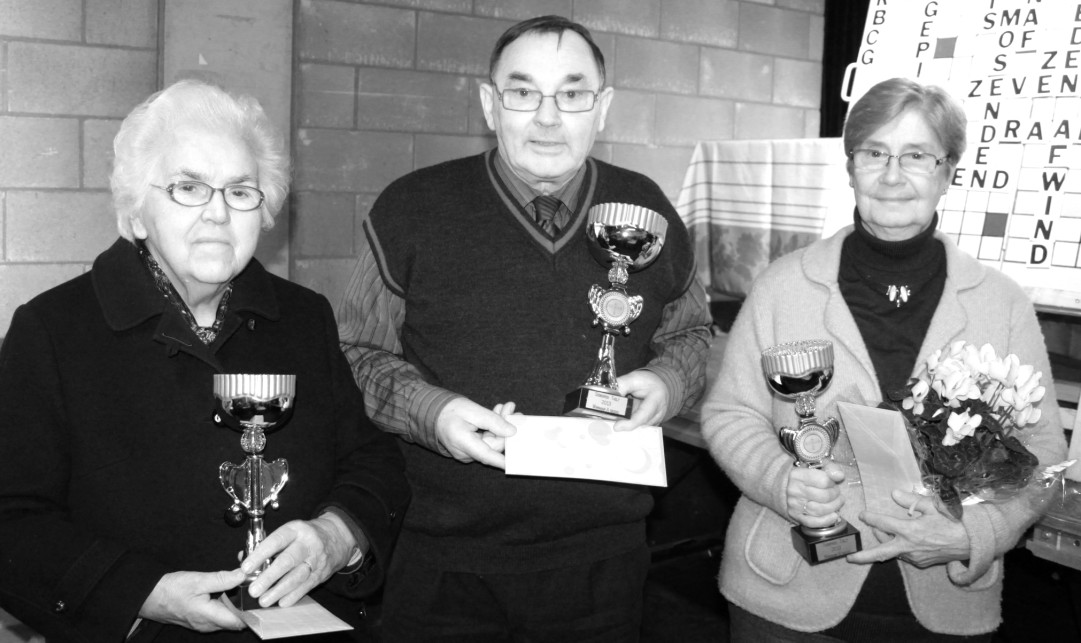 Seniorenkampioenschap te Tielt - 13 februari 2012 Samenvatting : Nana VDB Winnaar Omer Van Hoecke omringd door de beste C-speelster Paula Verhelst (links) en beste B-speelster Greet Lenaerts (rechts)