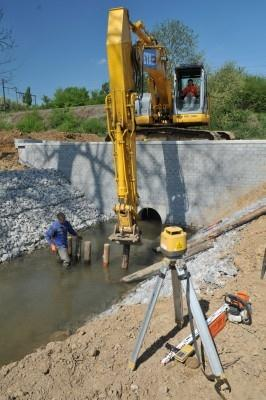 aangelegd. Hierdoor zit het afstromende regenwater nu op een volledig apart en waar mogelijk open (grachten)circuit.