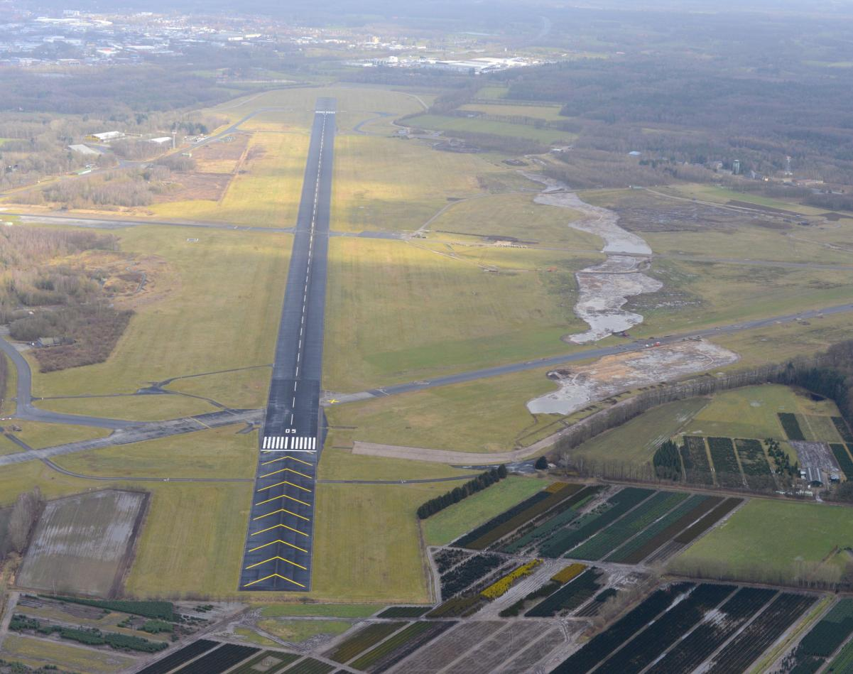 Verharde baan; in de voorgrond de Runway