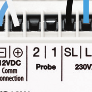 Installatie Klemaansluitingen Inzicht in de klemaansluitingen 1 Achterkant van unit 3 Communicatieklemmen 12 V DC Getwiste 2-aderige kabel kan worden gebruikt voor groeperingsfuncties tussen PKT,