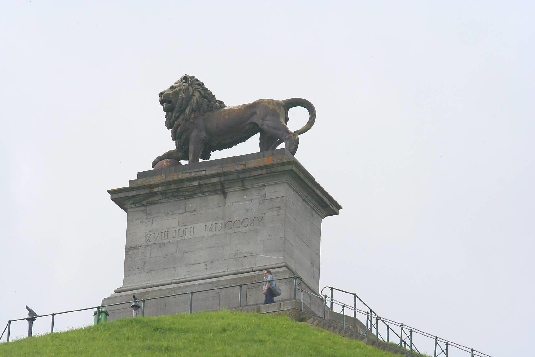 De Leeuw van Waterloo De uiteindelijke constructie vond plaats tussen 1823 en oktober 1826. Er was 290.486 m³ grond van het slagveld nodig om een 40 meter hoge heuvel op te richten.