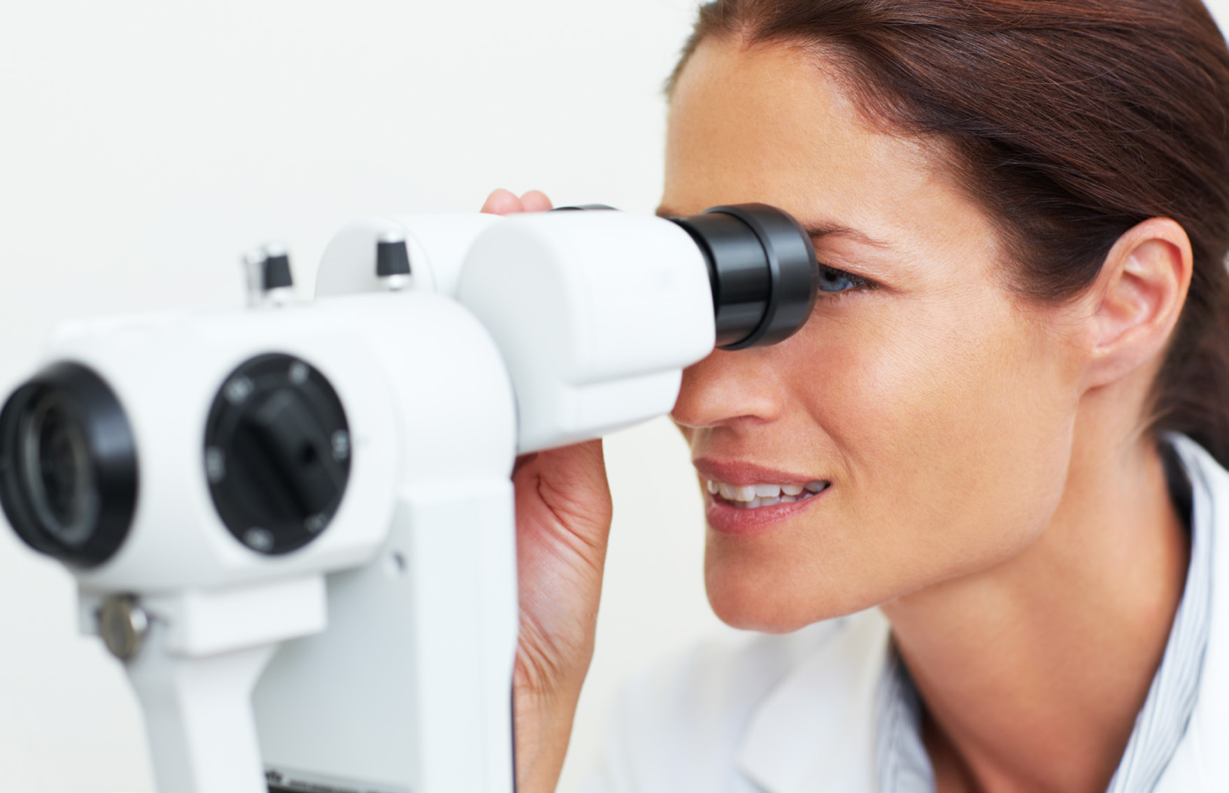 Symptomen Fuchs endotheel dystrofie is een aandoening die langzaam verslechtert en die meestal beide ogen treft. De aandoening komt vier keer meer bij vrouwen voor dan bij mannen.