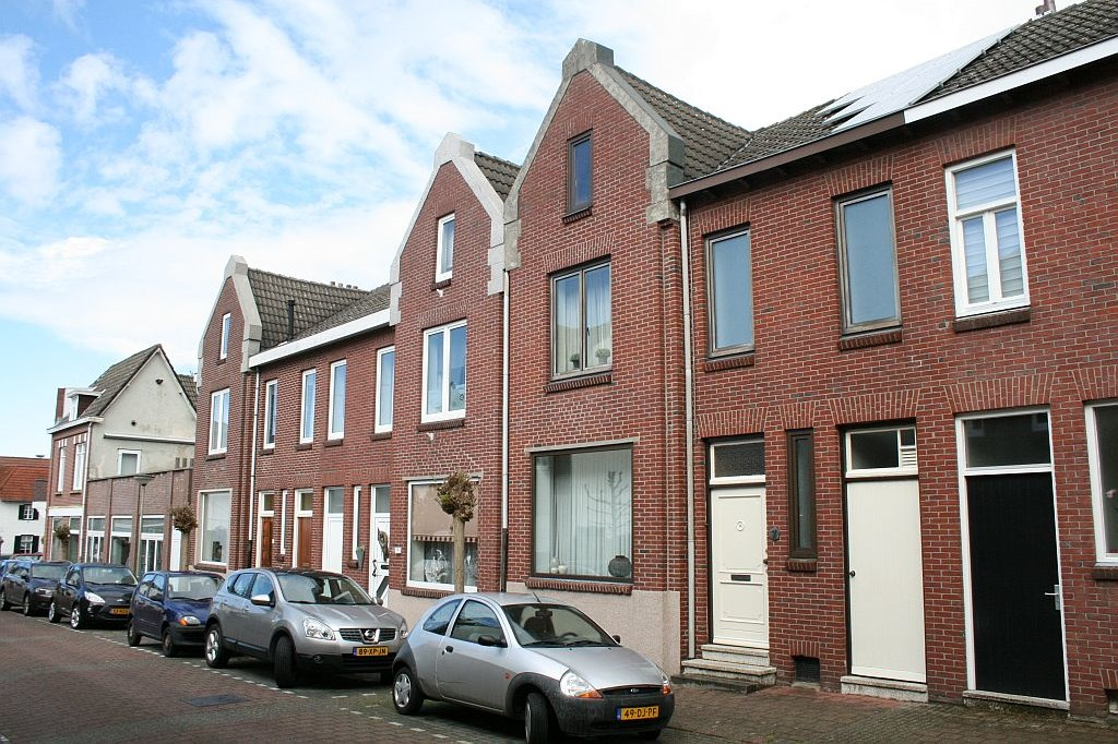 TE KOOP Schoolstraat 7 6374 GD Landgraaf In het Centrum van Landgraaf gelegen, zeer ruime, gemoderniseerde en goed onderhouden tussenwoning met vaste