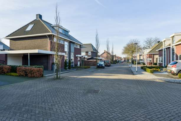 OMSCHRIJVING PAND Olmenstraat 22 te Oudenbosch betreft een 2/1 kap woning met garage en carport. Het pand bevindt zich aan de rand van het dorp op korte loopafstand van een kleinschalig winkelcentrum.