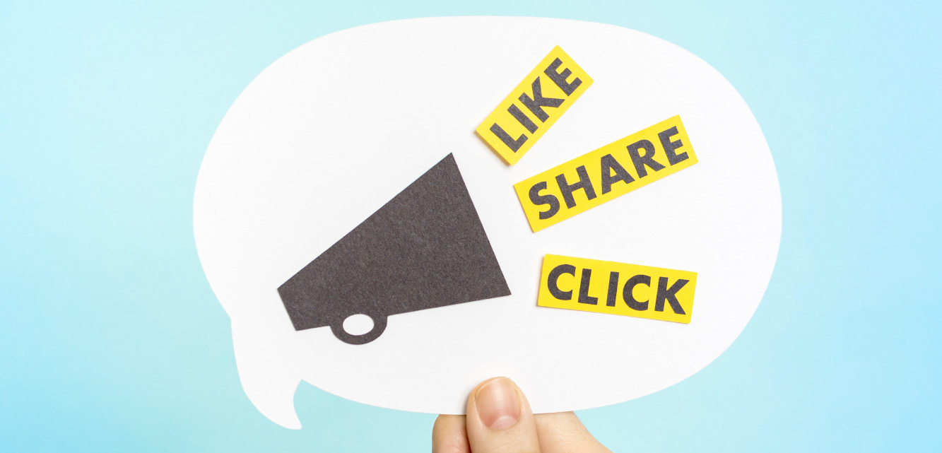 7. SOCIAL MEDIA Zorg ervoor dat mensen jouw blog kunnen delen met anderen. Gebruik hiervoor socialmedia-buttons zodat lezers direct de mogelijkheid hebben om de blog te delen.