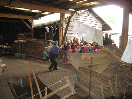 Larense houtzagerij beleven, laatste voorstelling 30 oktober Kom op zondag 30 oktober naar de houtzagerij in Laren.