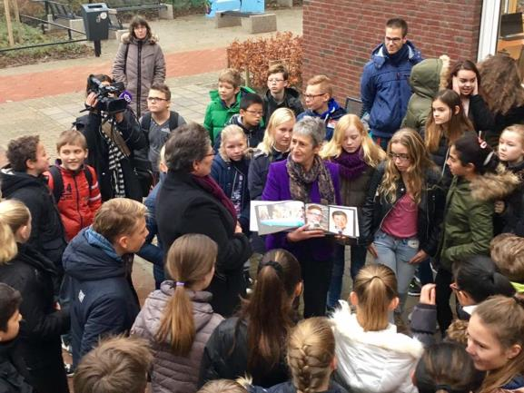 Regenboogbanken De gemeente schonk op Paarse Vrijdag, 9 december, aan alle negen scholen voor het voortgezet onderwijs en middelbaar beroepsonderwijs in Hoorn een regenboogbank.