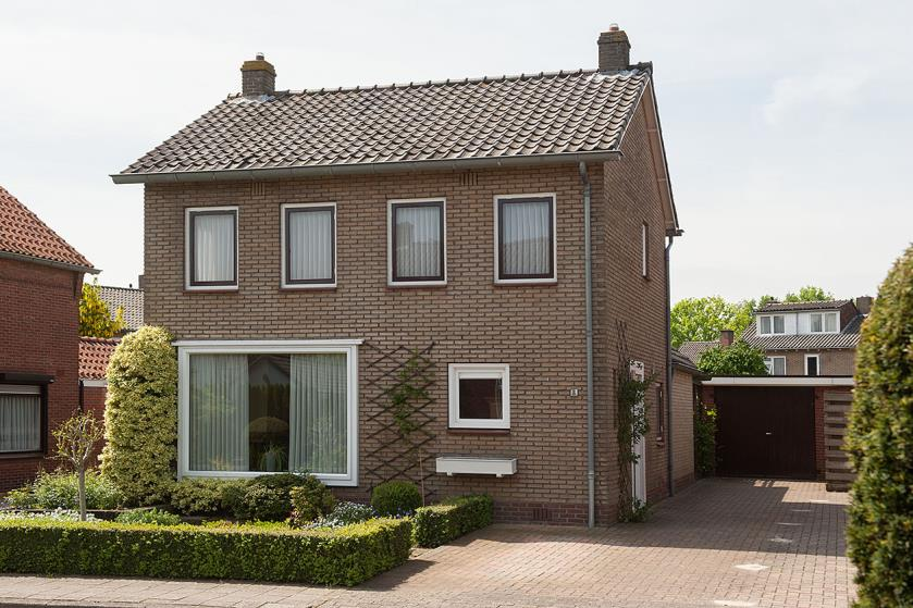 Vraagprijs 225.000,-- k.k. Te koop: Vrijstaande woning in rustige woonstraat met oprit voor meerdere auto's, vrijstaande stenen garage en zonnige, diepe tuin.