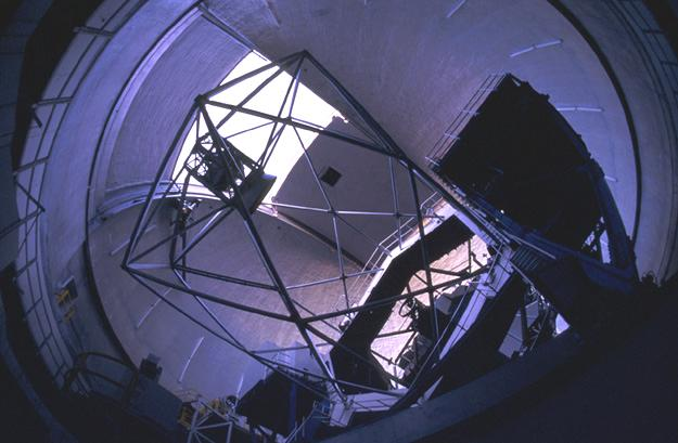 een van de twee 10-m Keck telescopen op Mauna Kea (Hawaii) hier is de hoofdspiegel een mozaiek van