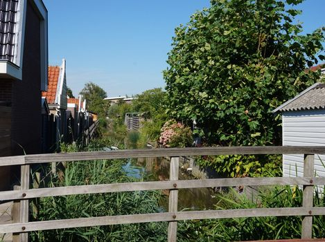 LIGGING & INDELING Tuin Prachtig aangelegde achtertuin grenzend aan waterzijde en onlangs voorzien van een vernieuwde schutting (2012) alsmede een zonnescherm om de middag- en avondzon uit huis te