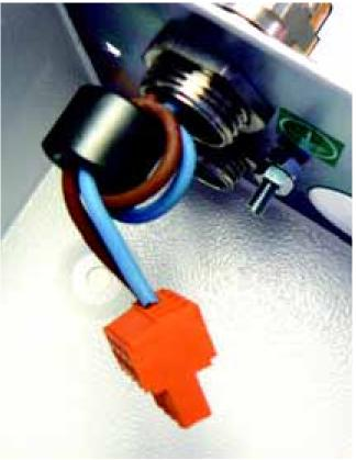 Hoofdstuk 2: Installatie en configuratie Afbeelding 8: Lus relaisverbindingskabels rond een ondrukkingsferriet WAARSCHUWING: Gevaar van elektrocutie.