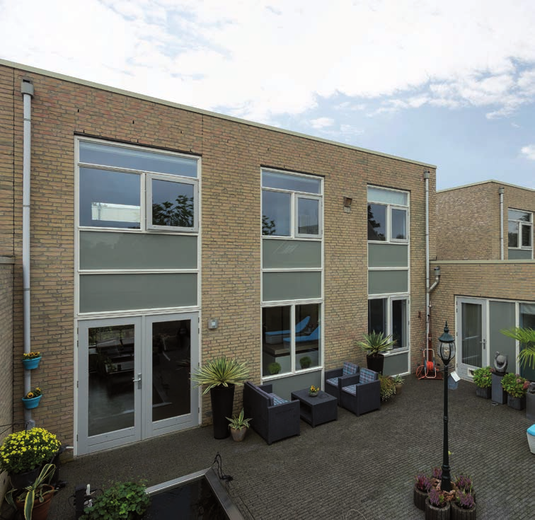 INFO Achter een brede doch bescheiden gevel biedt deze vrijstaande woning met carport, een grote living, design keuken, loungeruimte, drie grote slaapkamer en twee design badkamers.