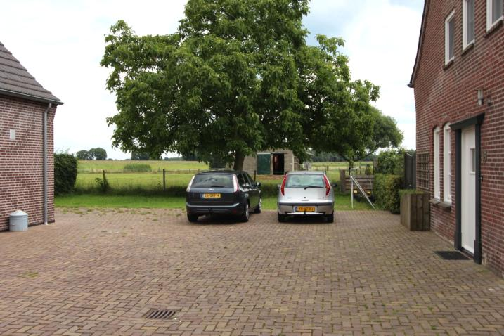 GARAGE Aangrenzend aan de binnenplaats bestaat demogelijkheid bestaat om een stukje grond, aan te kopen, alwaar een berging/garage gecreëerd kan worden.