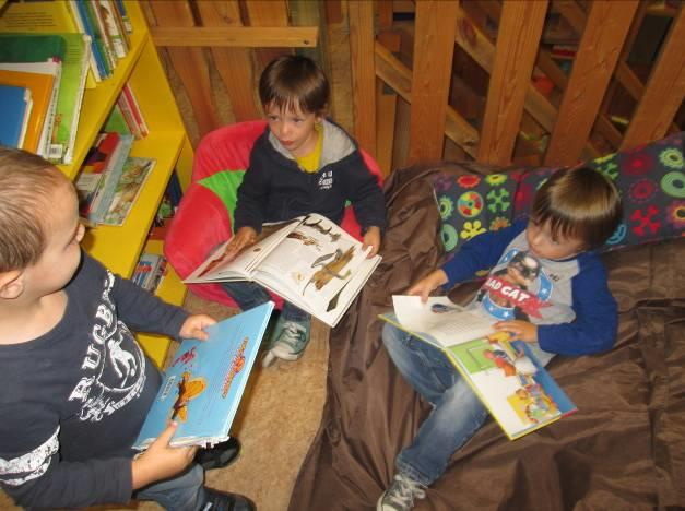 Vrijdag: Vandaag bekeken we in de kring een heleboel kalenders. Vanaf volgende week zullen we die elke dag aanpassen. Zo is er de scheurkalender, de dopidokalender (die omvat het hele schooljaar.